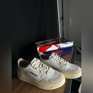 Brand new never worn Autry sneakers in a 36 ( women’s size 6)